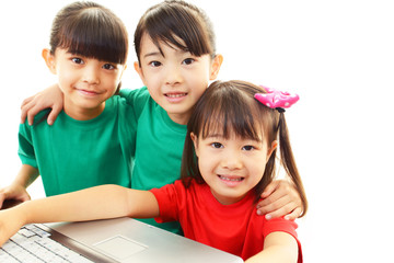 パソコンを楽しむ笑顔の姉妹