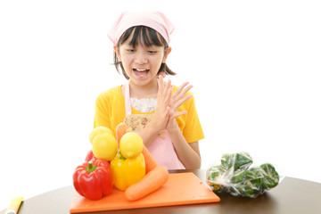 料理を楽しむ女の子