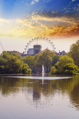Plakat London Eye odbicie w jeziorze w St James Park, Londyn