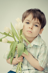 Chłopiec z tulipanami