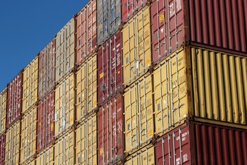 Containerstapel im Hafen