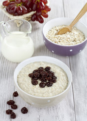 Porridge with raisins