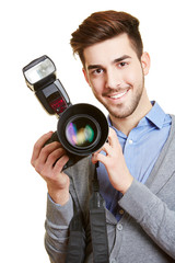 Fotograf mit professioneller Kamera und Blitz