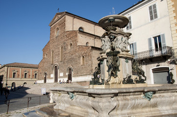 Fototapeta na wymiar Monumental Fontanna z katedry - Faenza