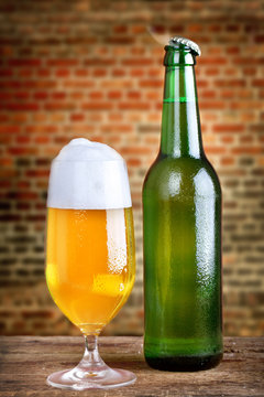 frisches kühles Bier in Glas und Flasche