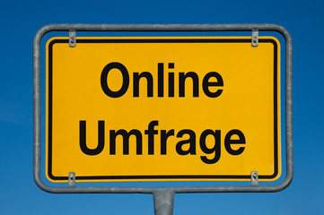 Ortsschild mit blauem Himmel ONLINE UMFRAGE