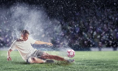 Keuken foto achterwand Voetbal voetballer die de bal slaat