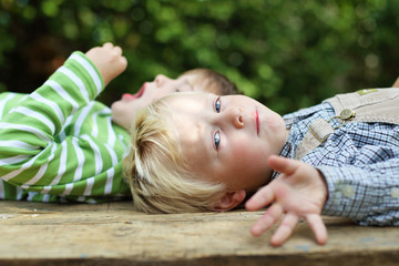 zwei jungen liegen im garten