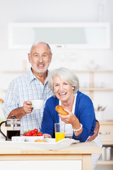 senioren trinken kaffee zusammen