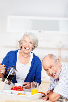 älteres ehepaar beim frühstück zu hause