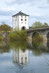 Fototapeta na wymiar Brama na Starym tower Limburg Lahn mostu na wiosnę