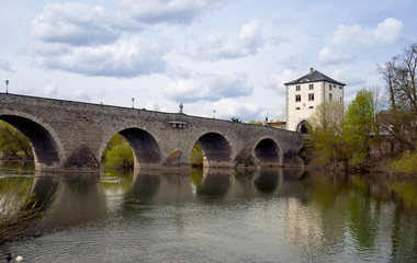 Fototapeta na wymiar Stary Most w Limburgia wiosną Lahn