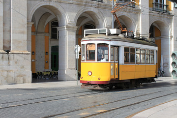 Fototapeta na wymiar Tramwaj w Lizbonie, Portugalia