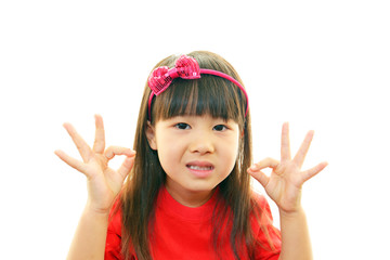 Ｏｋサインを出す笑顔の女の子