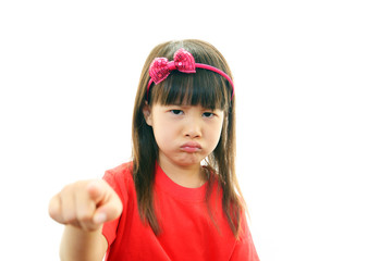 不満そうな表情を浮かべる女の子