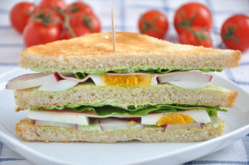 Sandwich mit Ei und Tomaten