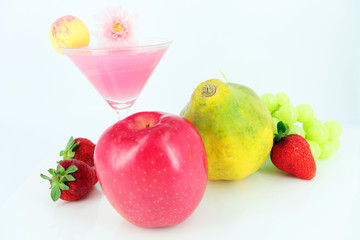 沖縄県産の新鮮なフルーツとカクテル