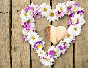 Liebe: Herz aus Frühlingsblumen