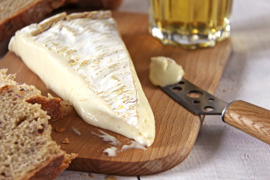 brie de meaux mit brot und wein