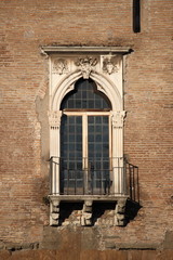 Fototapeta na wymiar Typowe okno renesans z balkonem w Rzym, Włochy