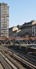 Fototapeta premium Treno e città