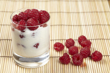 Joghurt mit Himbeeren - Himbeerjoghurt auf einem Bambusset