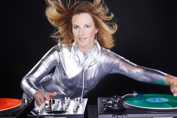 DJ Frau sexy mit fliegenden Haaren und Mischpult Porträt