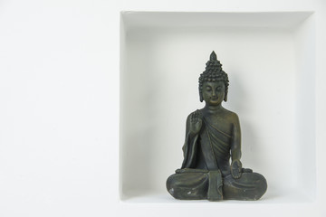 Buddha Figur und weiße Wand