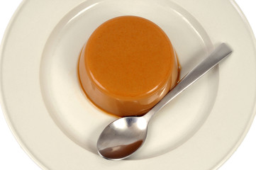 Le flan au café dans une assiette