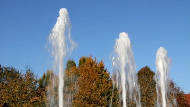 Drei Wasserfont&auml;nen im Herbst