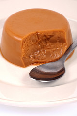 Flan au café entamé dans une assiette