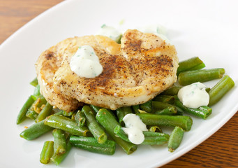 Grilled chicken breast with green beans and sauce 