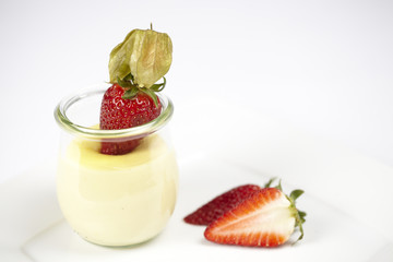 Vanille-Pudding mit Erdbeere