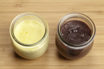 Schokoladen- und Vanille-Pudding auf einem Bambusset