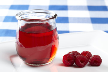 Himbeer - Wackelpudding mit Früchten