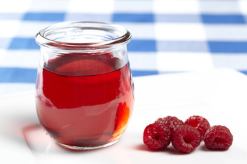 Himbeer - Wackelpudding mit Früchten