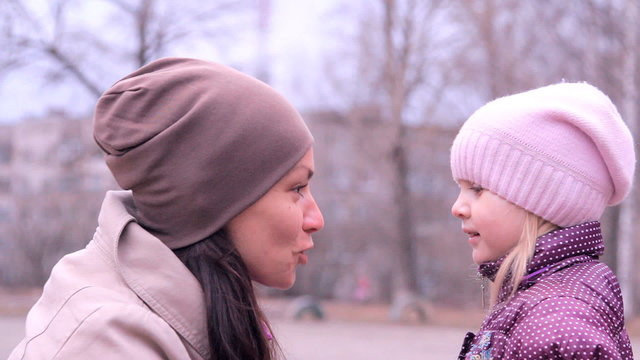 девушка с ребёнком, играют, разговаривают, смеются