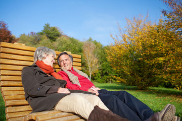 glückliches paar genießt die sonne im herbst