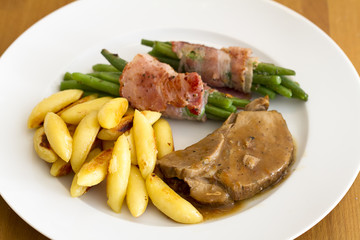 Schweinebraten mit Schupfnudeln und Bohnen