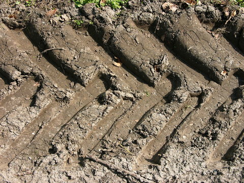 Reifenspur eines Traktors in der braunen Erde auf einem Acker am Barkhauser Weg in Oerlinghausen bei Bielefeld am Hermannsweg im Teutoburger Wald in Ostwestfalen-Lippe
