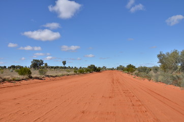 Fototapeta na wymiar Wyboistej drodze na australijskiej prowincji