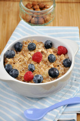 Haferschleim mit Himbeeren und Heidelbeeren