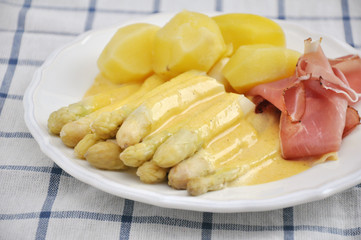Spargel mit Sauce Hollandaise, Kartoffeln und Schinken