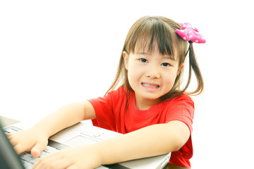 Obraz na płótnie Canvas パソコンを楽しむ笑顔の女の子