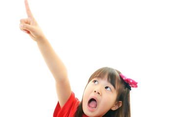上を見あげて驚く女の子