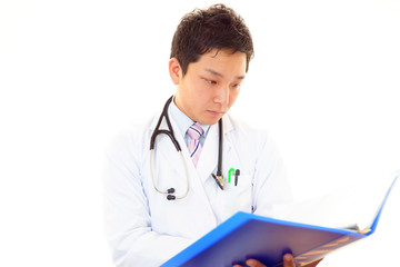 診療中の真剣な表情の医師