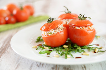 Strauchtomaten mit Reis auf Ruccolasalat