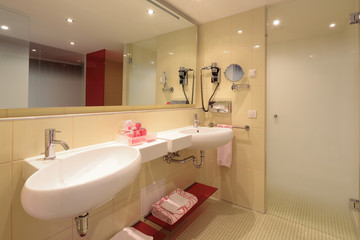 Badezimmer mit Doppelwaschtisch und Pflegeartikeln
