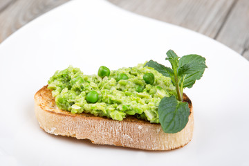 Delicious crostini with puree of raw beans and peas