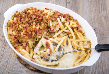 Macaroni and cheese with ham